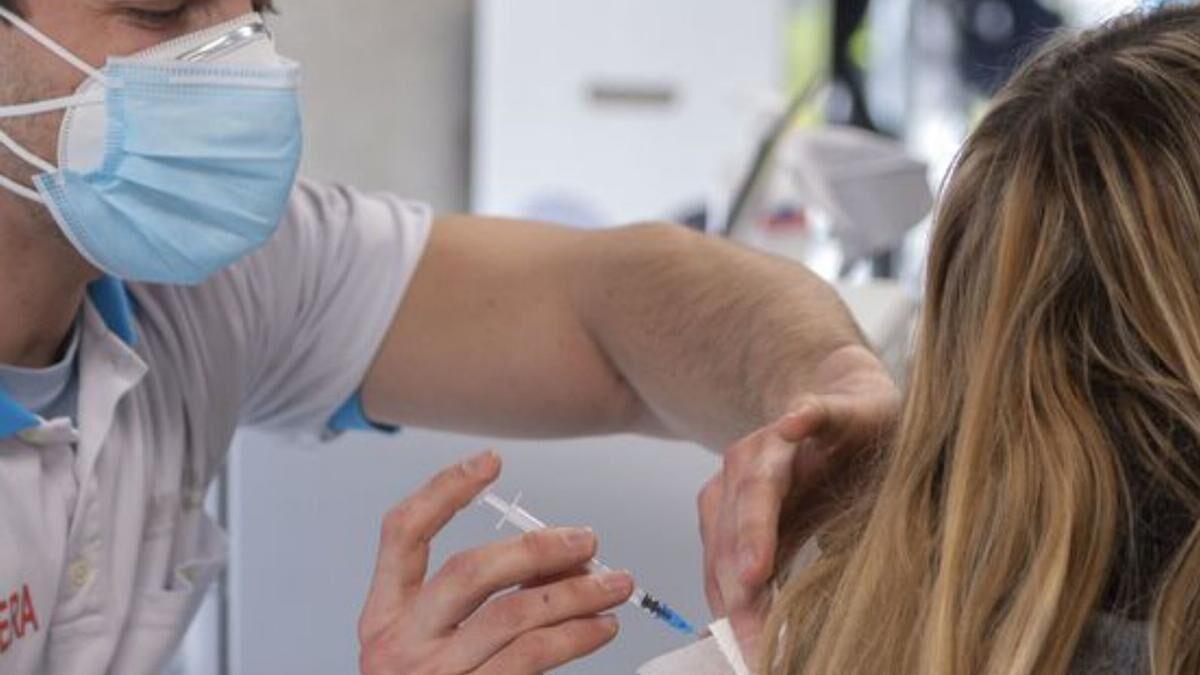 Una persona recibe una vacuna.