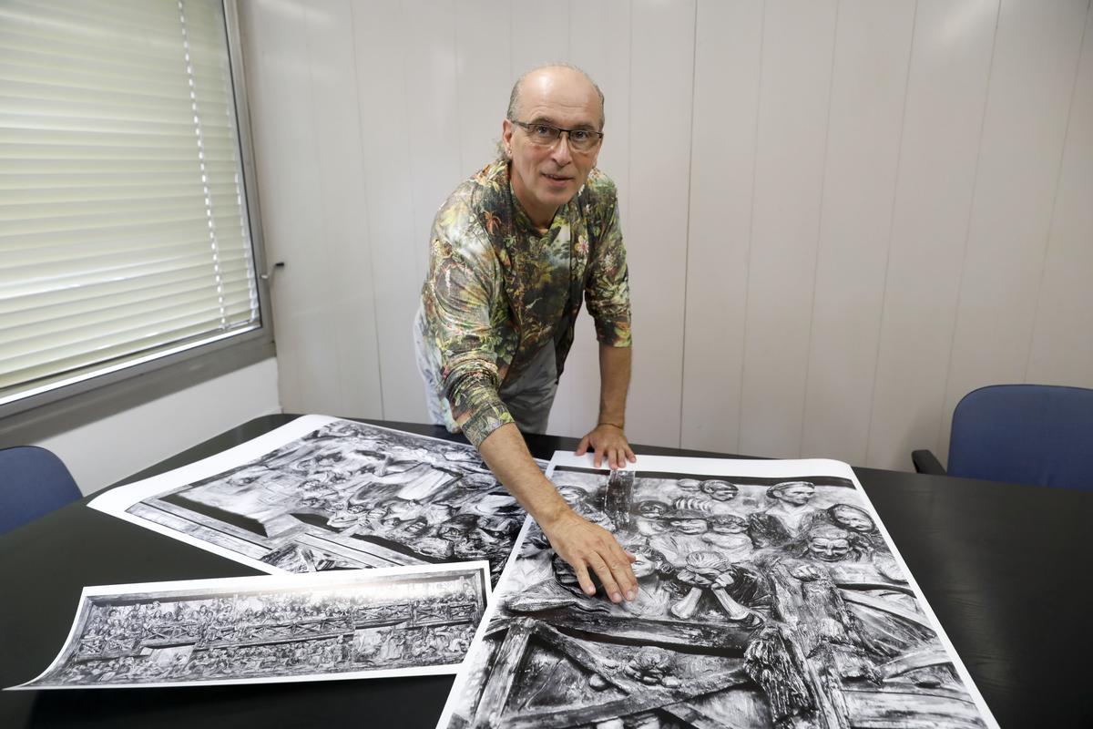 El fotógrafo Valentín González, con sus reproducciones.