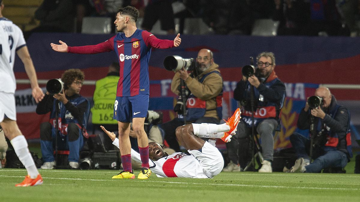 Pedri protesta por el penalti sobre Dembelé durante el partido de vuelta de los 1/4 de final de la champions league entre el Barça y el PSG en Montjuic.