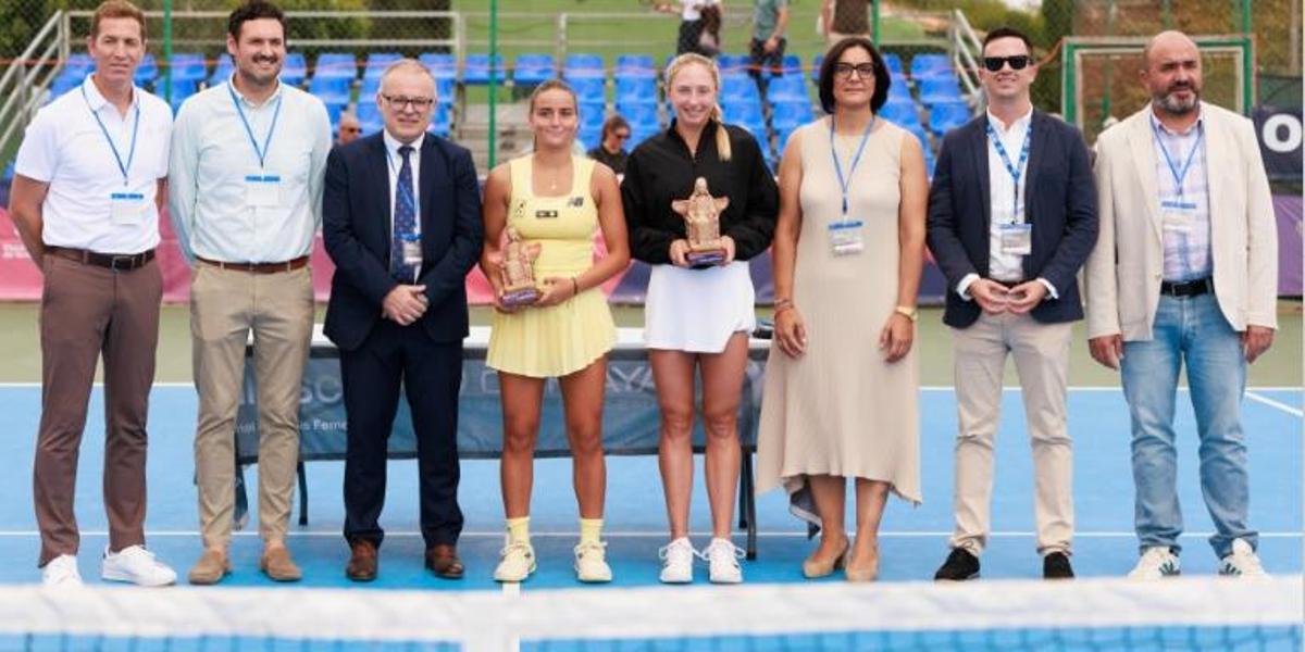 Charo Esquiva y Valentina Ivanov, durante la entrega de trofeos.