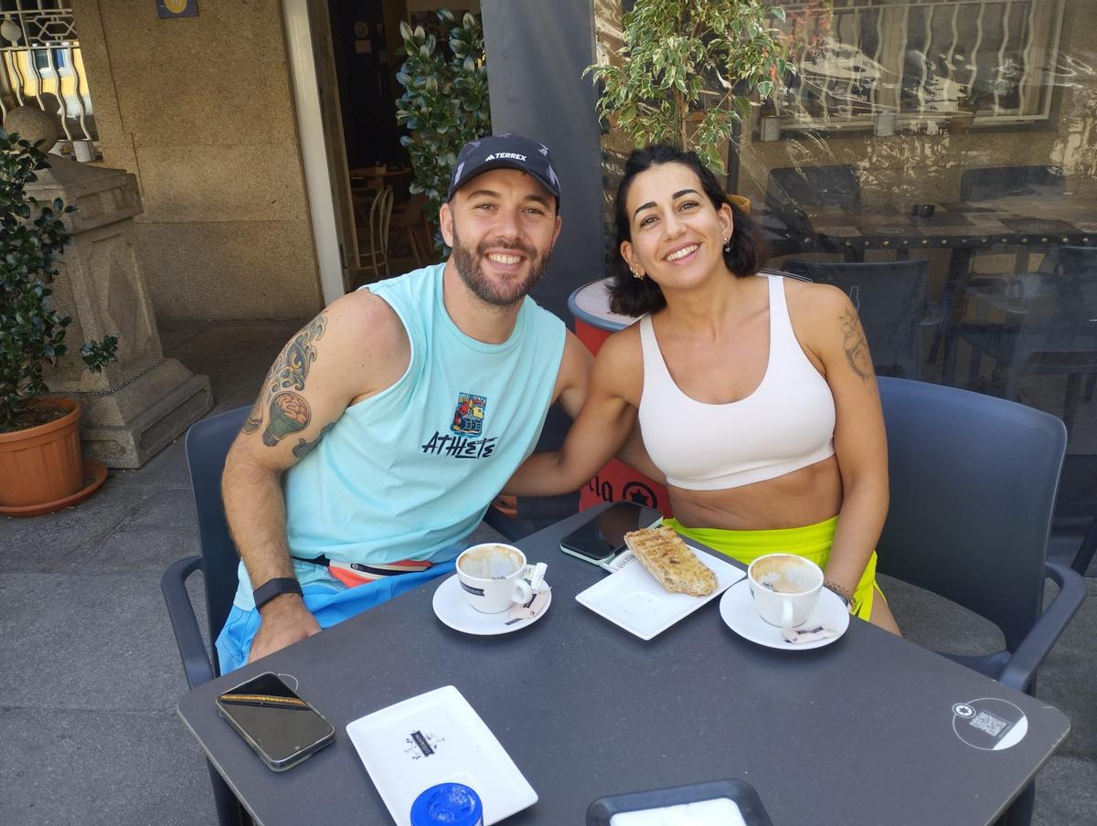 Marta y Ezequiel, procedentes de Murcia, reponiendo fuerzas en Padrón