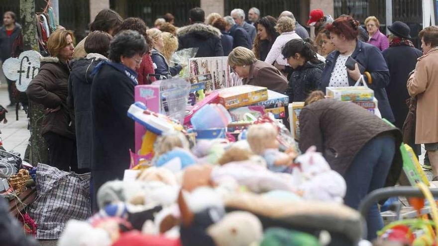 Participantes, el año pasado, en una actividad enmarcada en la Semana solidaria de Llaranes.