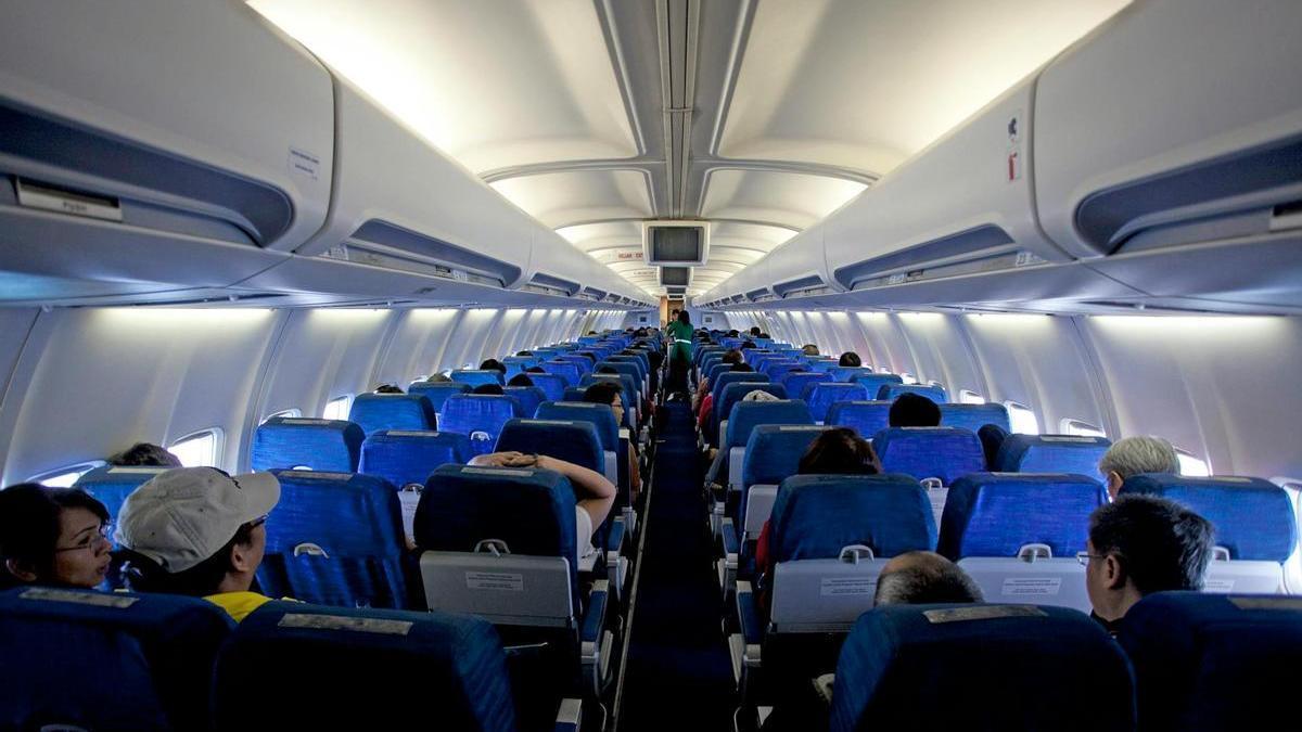 Este es el mejor asiento y fila para dormir en un avión, según los expertos