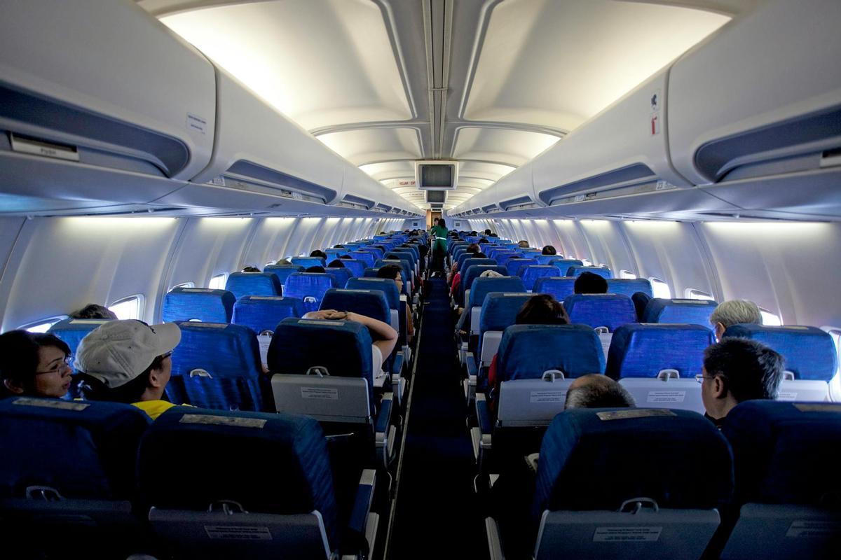 Este es el mejor asiento y fila para dormir en un avión, según los expertos