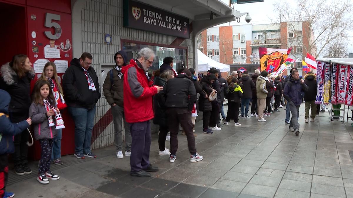 Los aficionados del Rayo crearon una cadena humana para protestar por el posible cambio de ubicación del estadio.