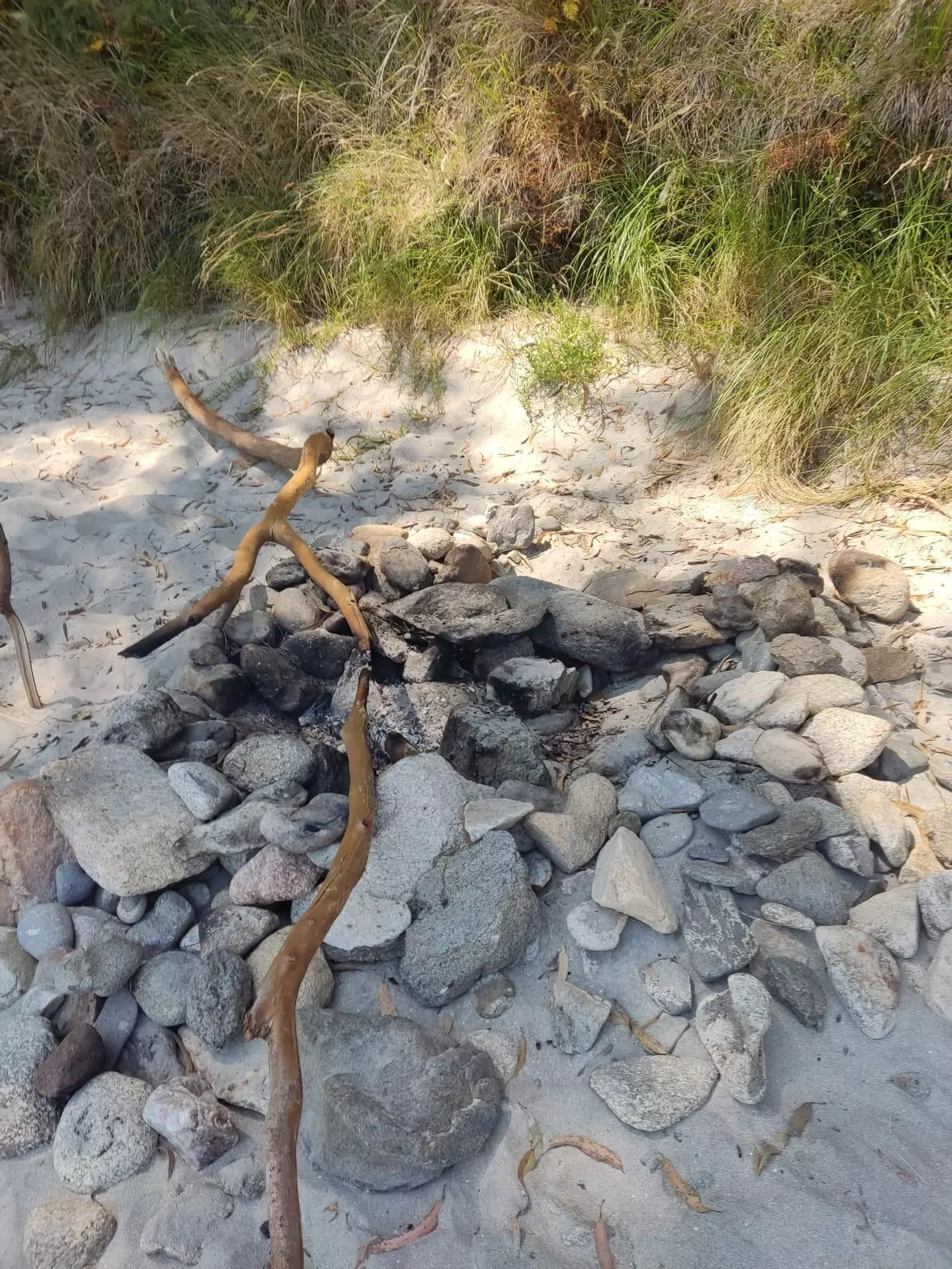 La Policía de Moaña identifica a un hombre por hacer una hoguera en la playa de Niño do Corvo
