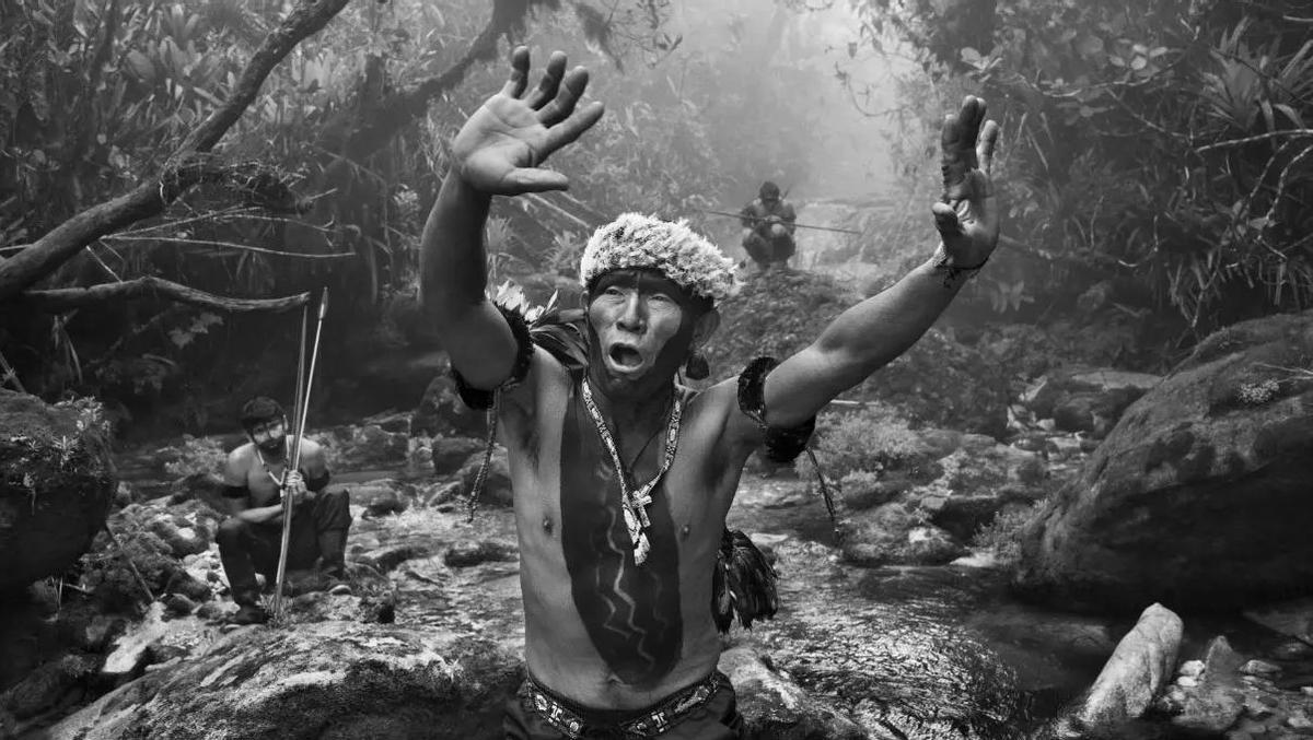 Chamán yanomami realiza un ritual antes de la subida al Pico da Neblina. Estado de Amazonas, Brasil, 2014.