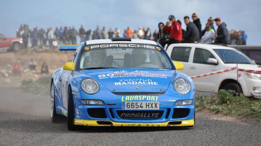 Suárez-Robayna con Porsche 911 GT3-2008, ganadores de la prueba.