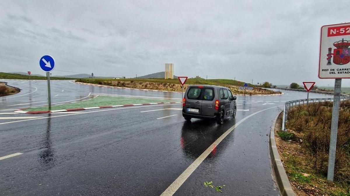 La lluvia condiciona la conducción en las carreteras extremeñas.