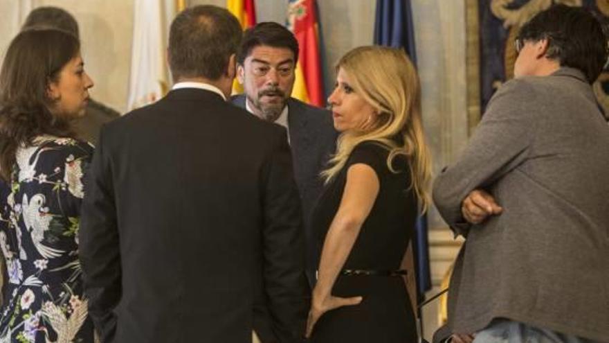 Los cuatro portavoces de la oposición conversan con el alcalde, Luis Barcala, durante un reciente Pleno.