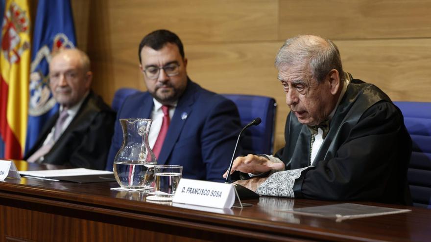 Sosa Wagner, catedrático de Derecho Administrativo, abre el curso en la Academia de Jurisprudencia con una defensa a los jueces: "La única protección que tenemos"