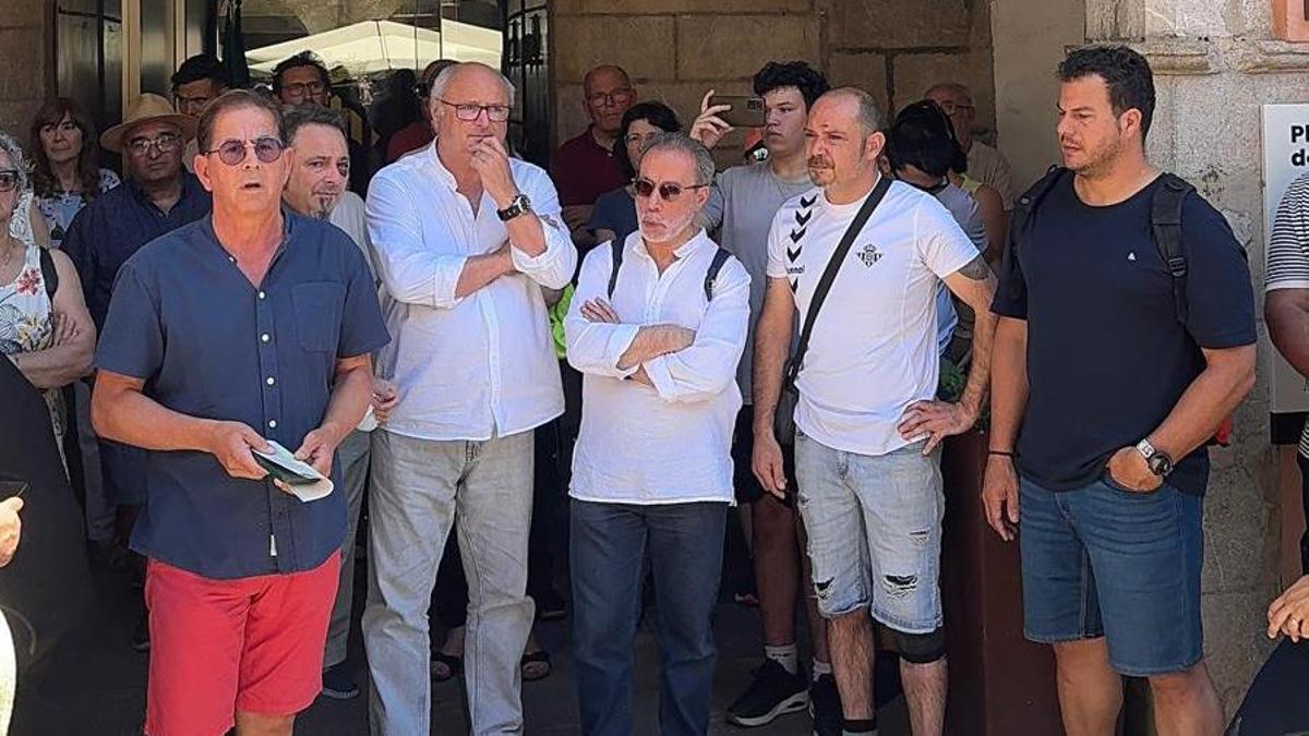 Concentració de rebuig a l'agressió a dos treballadors d'un establiment.