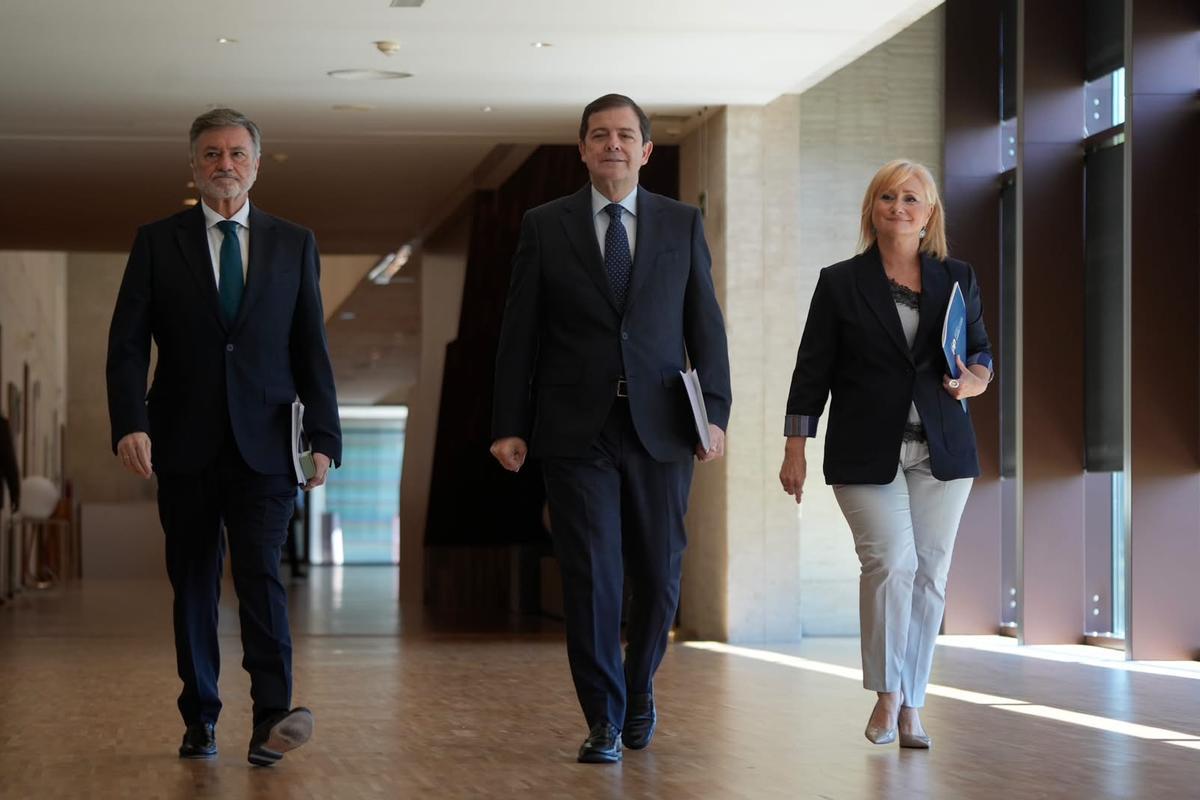 El presidente de la Cortes, Francisco Requero; el candidato a la investidura, Alfonso Fernández MAñueco y la portavoz del Grupo Popular, Leticia García.