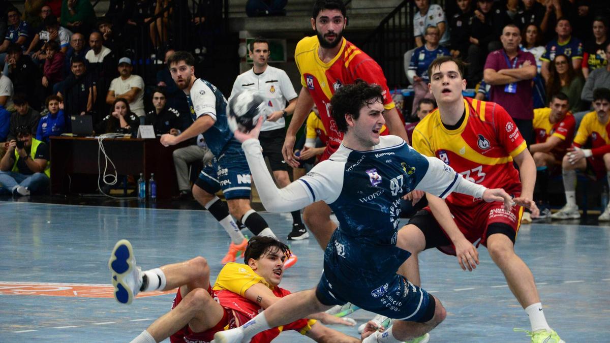 Juan Rodríguez lanza a puerta en el partido frente al Valladolid.