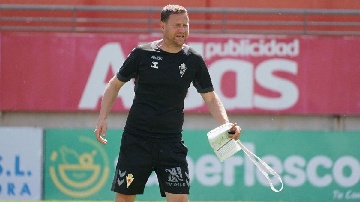 Mario Simón dirige un entrenamiento del Real Murcia