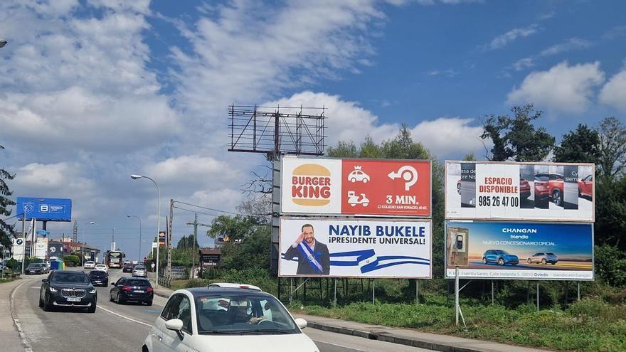 Nayib Bukele irrumpe en las vallas publicitarias de Oviedo: "Soy su fan total y me sé sus discursos de memoria; es el mejor presidente del mundo"