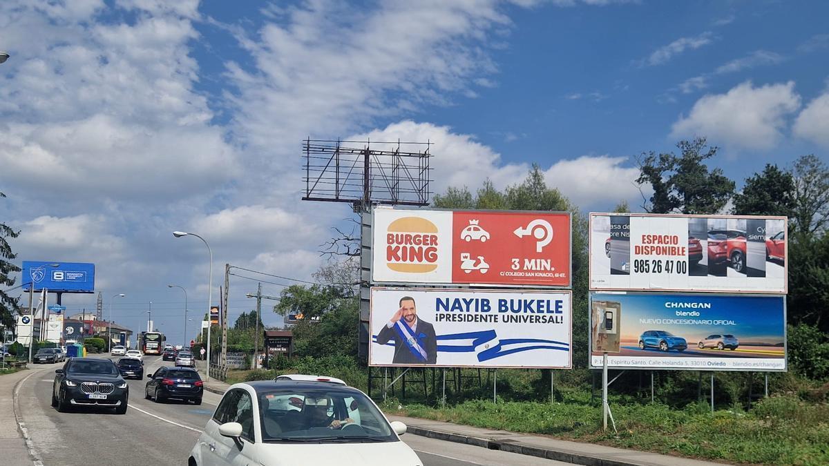 Nayib Bukele irrumpe en las vallas publicitarias de Oviedo: "Soy su fan total y me sé sus discursos de memoria; es el mejor presidente del mundo"