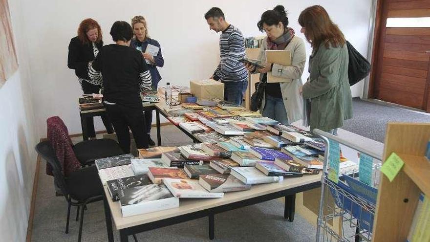 Puesto de venta en la entrada de la Biblioteca central. // Iñaki Osorio