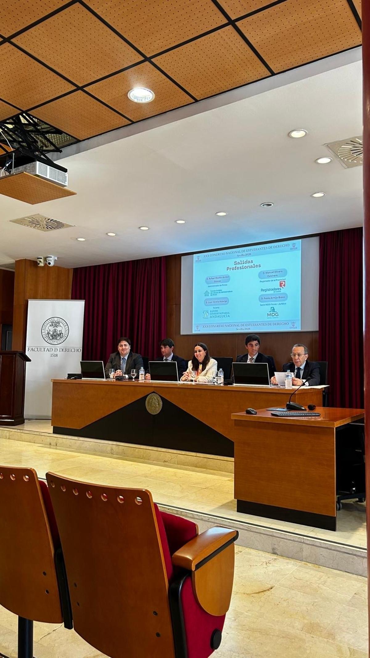 Mesa 'Salidas Profesionales', de izquierda a derecha: Pablo Armijo Bidón - Abogado Socio MDG Fincas I Jurídico; Manuel Olivera Corchero - Registrador de la Propiedad; Patricia Ramírez Piedrafita - Organizadora CONEDE XXX; Juan Varela Hidalgo - Notario; Rafael Martín - Ambel Gómez - Administrador de Fincas.