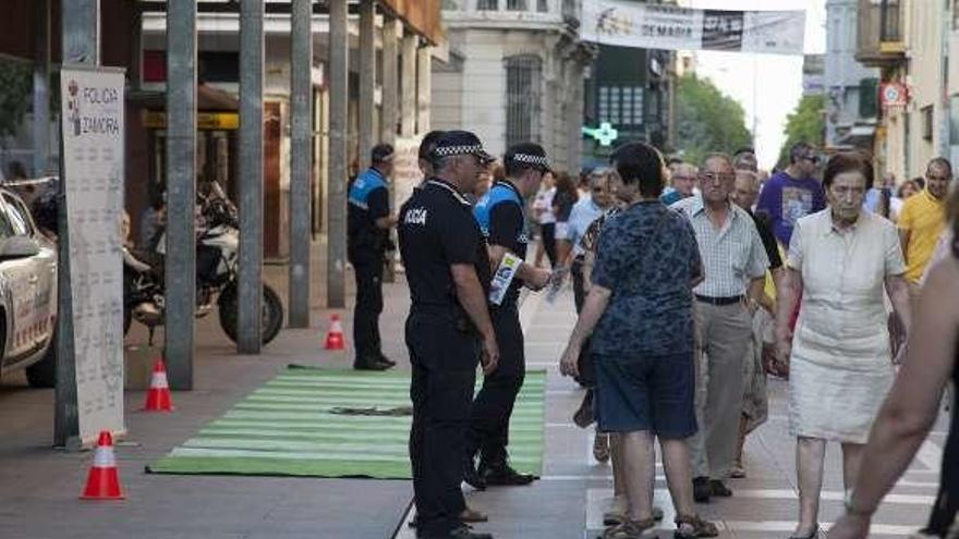 La Policía Local sensibiliza a los peatones sobre el riesgo de atropello