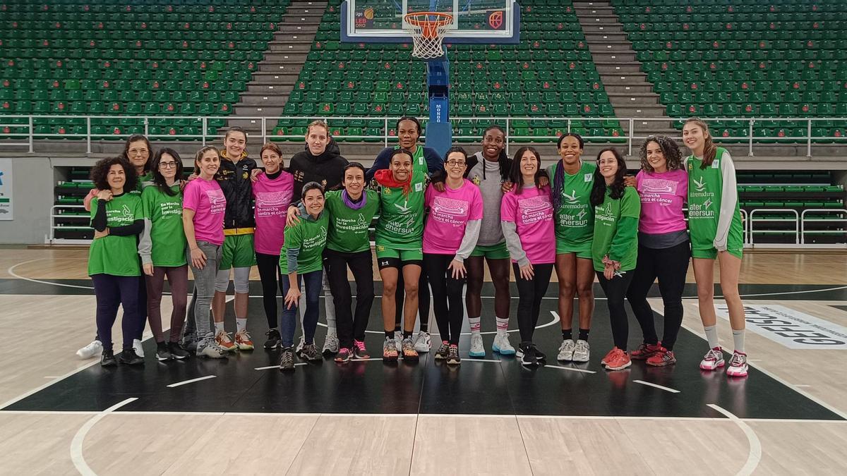 Trabajadoras de la AECC y plantilla del Al-Qázeres, este lunes en el Multiusos.