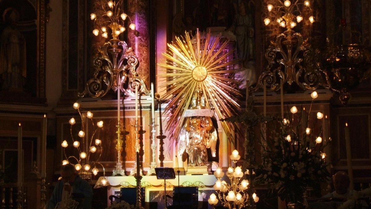 El altar de la iglesia Arciprestal de Vila-real iluminado a través de los ventanales.