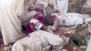 Víctimas chiís tras el atentado en la mezquita de Kuwait.