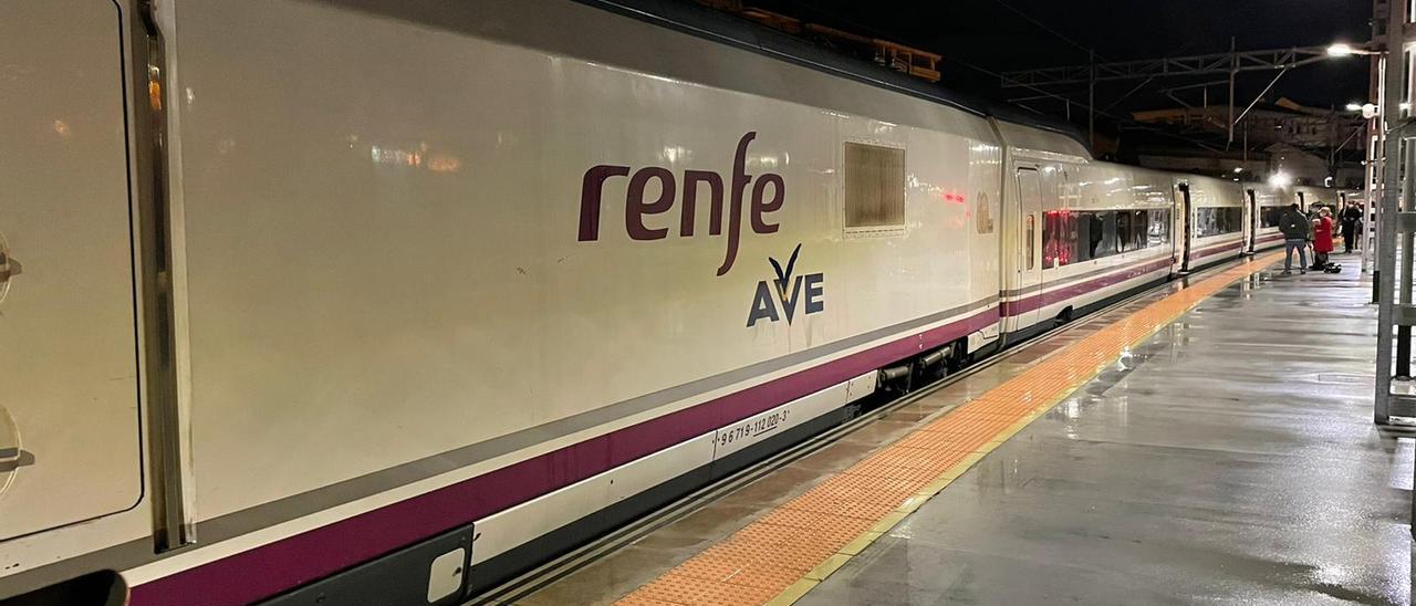 Pasajeros esperando el primer AVE comercial entre Ourense y Madrid.