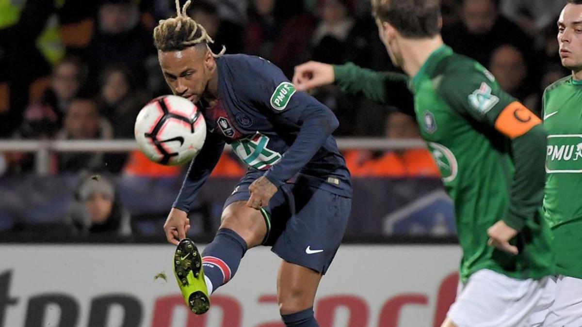 Neymar celebró su partido número 50 con el PSG con gol.