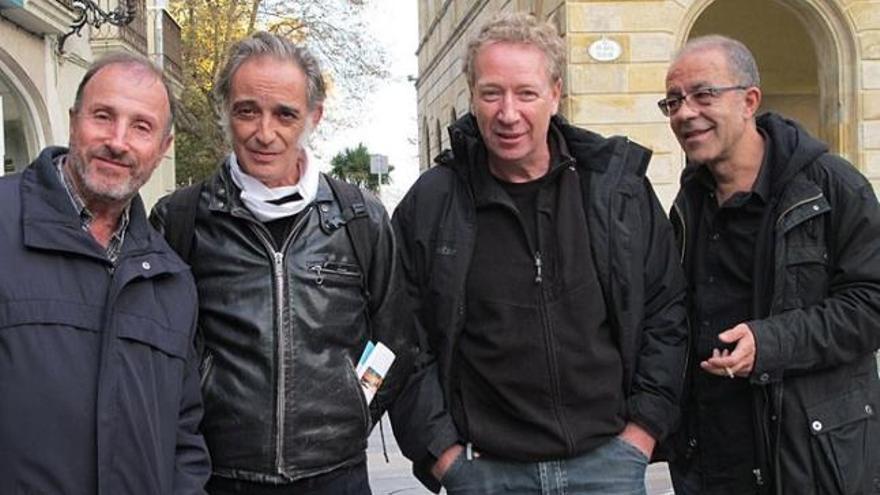 Tomy Ceballos (3º izda.), junto a Tino Soriano, Alberto García Alix y Alejandro Castellote en Gijón.