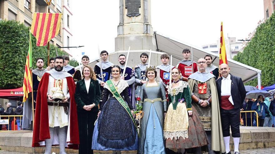 Galería de imágenes: La Germandat dels Cavallers de la Conquesta desafía a la lluvia para homenajear al monarca