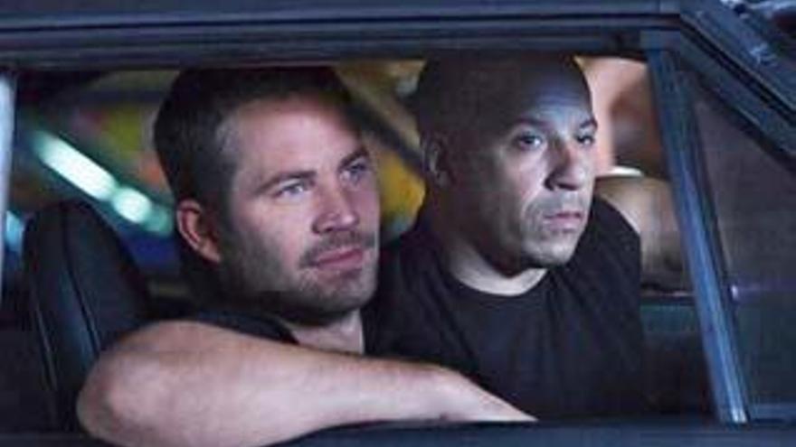 Paul Walker y Vin Diesel en &#039;A todo gas&#039;.