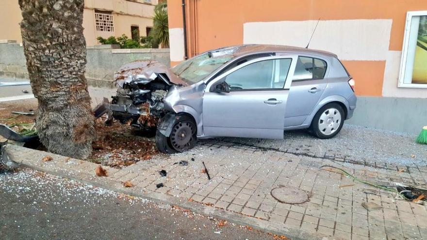 Una mujer herida tras impactar su coche contra una palmera