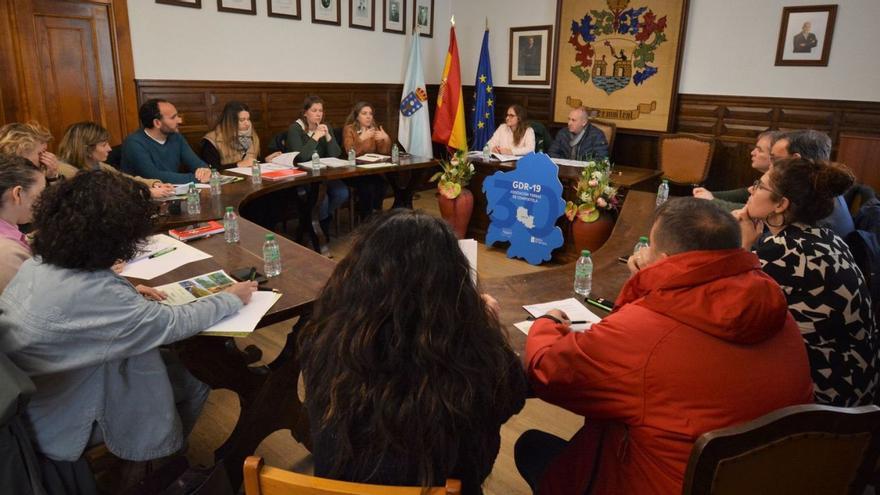 Técnicos e munícipes reunidos este mes en Negreira para abordar as acción presentadas para o xeodestino /  GDR Terras de Santiago