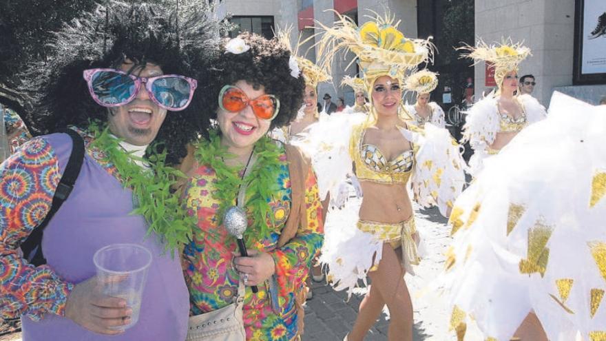 Un carnavalero sostiene un vaso de plástico durante la fiesta chicharrera.