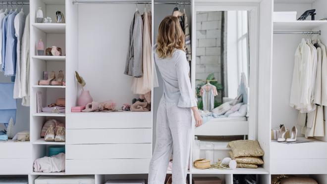 ‘Batch dressing’: 6 trucs per organitzar el teu armari amb tots els ‘looks’ de la setmana