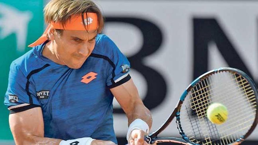 David Ferrer golpea la bola ayer en Roma.