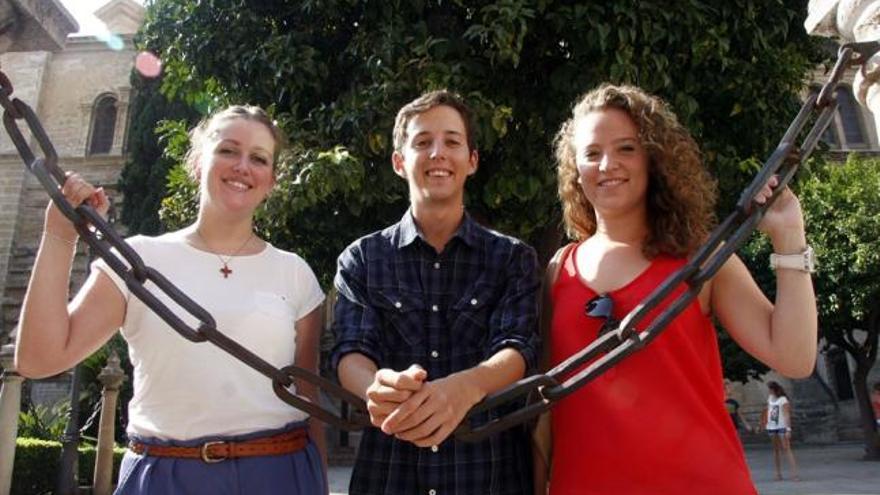 Andrea Santiago, Manuel Martín y Victoria Martínez en el Patio de los Naranjos, en Málaga.