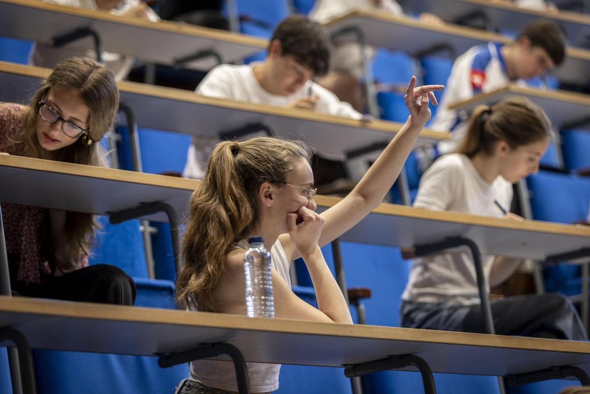 Una alumna se examina de la PAU en la Universidad de Zaragoza, en una imagen de archivo.