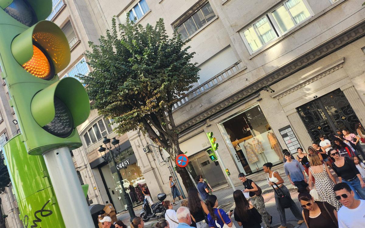 Vigo. Semáforo de Gran Vía con Urzaiz