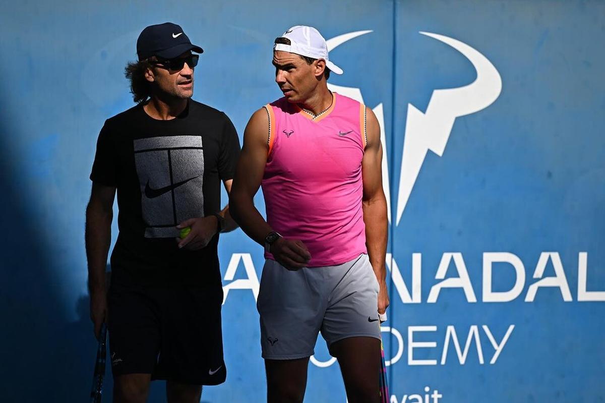 Carlos Moyá y Rafa Nadal durante un entrenamiento en Kuwait