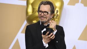 Gary Oldman, con el Oscar que recibió por su trabajo en la película ’El instante más oscuro’ (2017). 