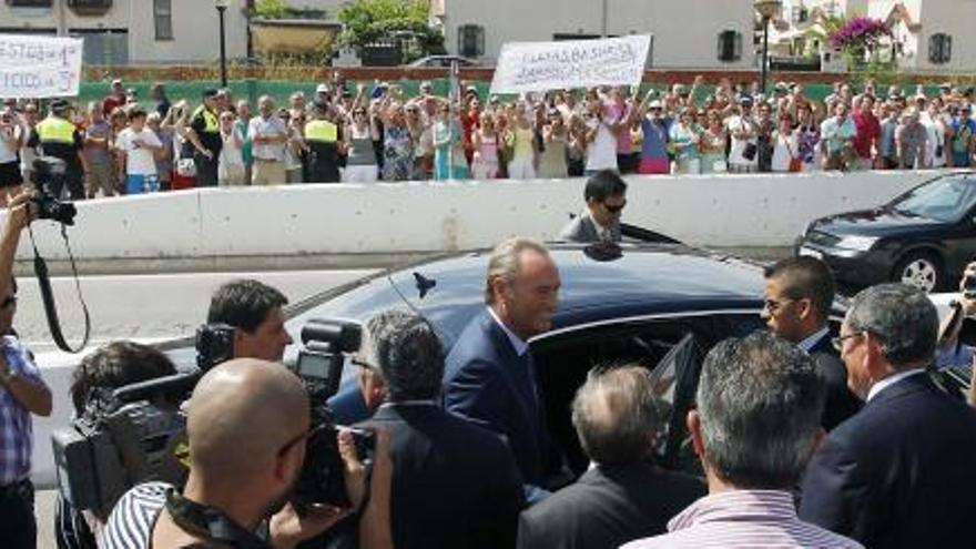 Los manifestantes recibieron a Alberto Fabra a su llegada a Orpesa el 9 de agosto.