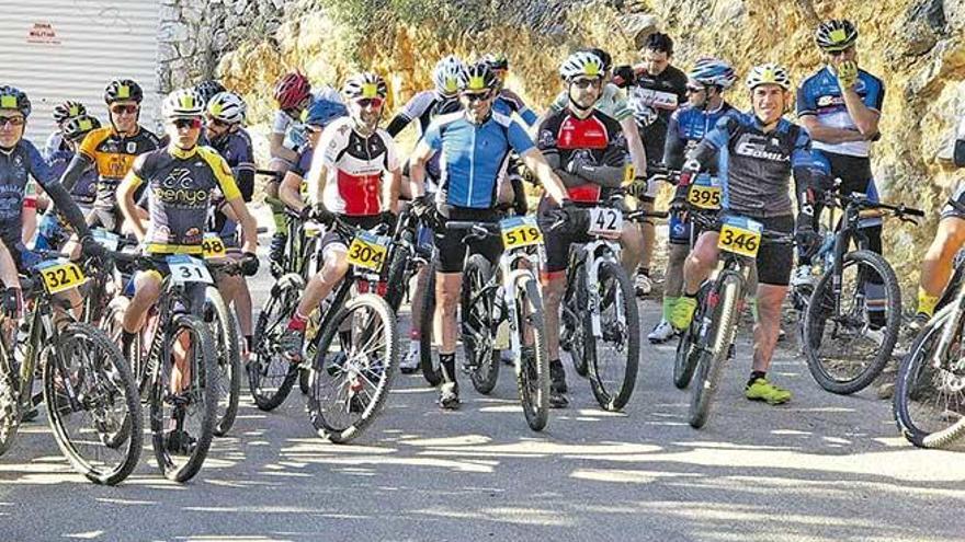 Los participantes en la pruebas estelar del XXIII BTT Puig d´Inca en la línea de salida.