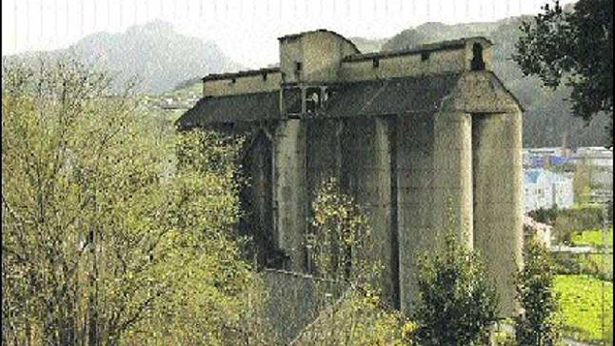 El edificio de las tolvas, ubicado en el barrio de la Estación, en Pola de Laviana.