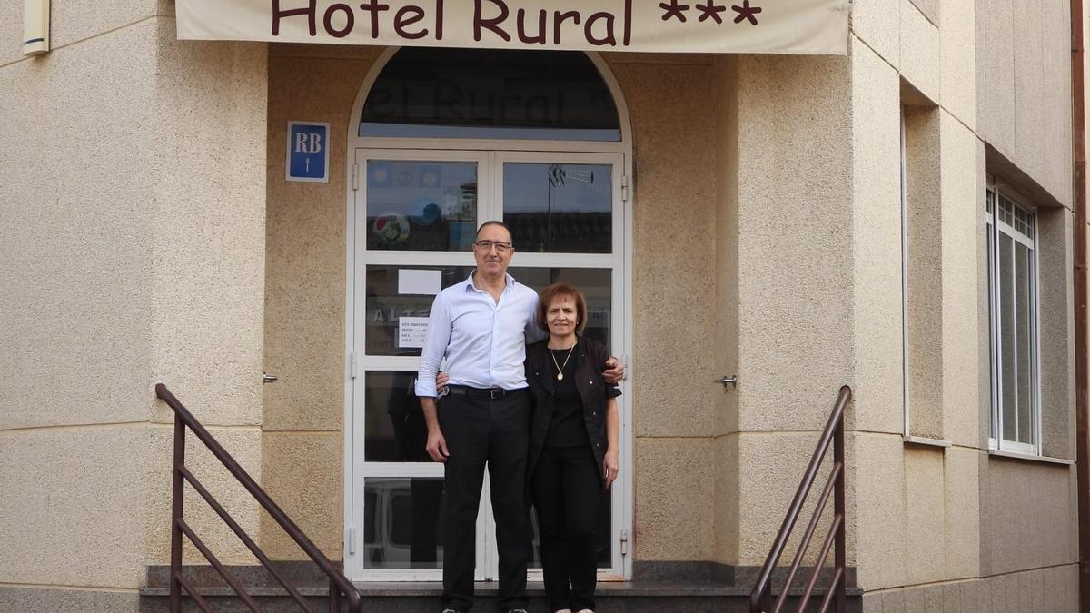 José y Tere a las puertas del bar y hotel rural que han regentado durante 36 años y ahora ponen a la venta