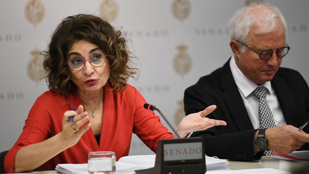 La vicepresidenta María Jesús Montero, junto al presidente de la Comisión de Hacienda del Senado, Eloy Suárez.