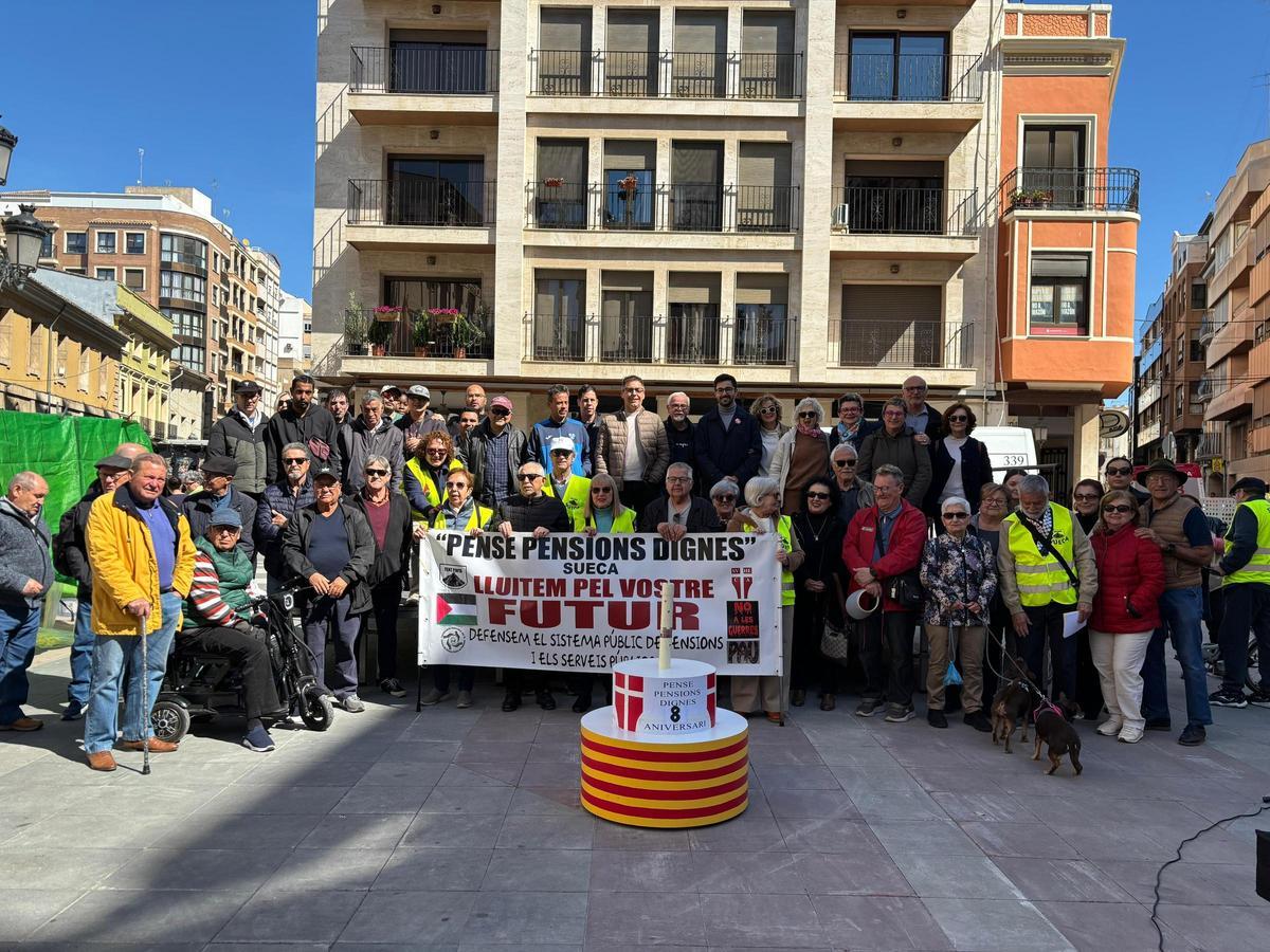 Miembros de la asociación y autoridades en la concentración de este viernes en Sueca.