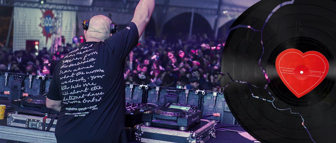 Imagen de fondo: El gallego Dumore DJ antes de la pandemia en una sesión del carnaval de Ovar, en Portugal, ante 8.000 personas.