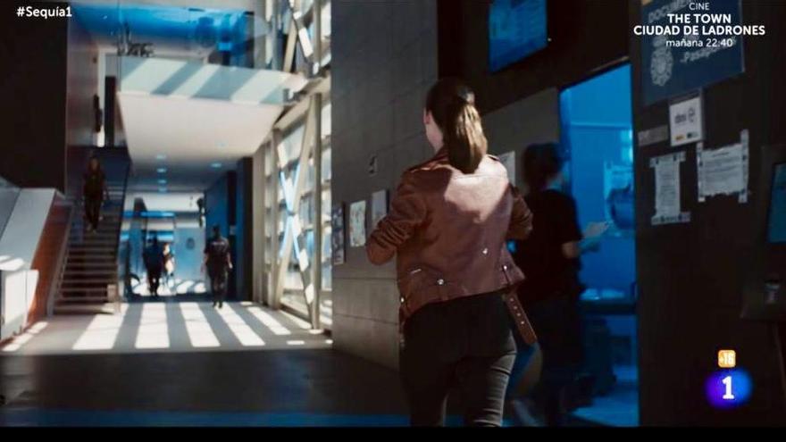 La actriz Elena Rivera en una de las escenas en el interior de la comisaría de Cáceres para la serie &#039;Sequía&#039;.